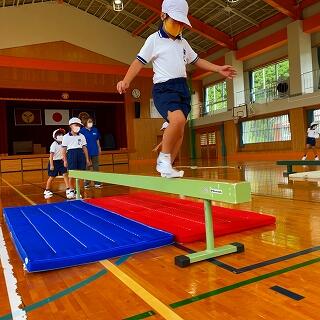 両手でバランスをとりますよ