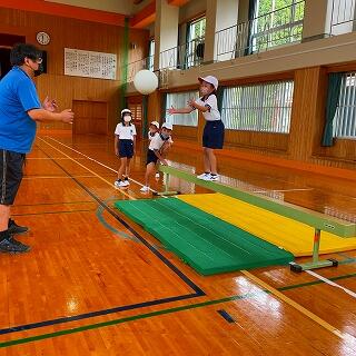 途中でボールのキャッチが入ります