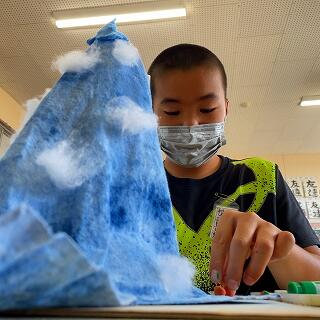 雲の上までそびえる高い山？