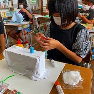 細かい作業も丁寧に…