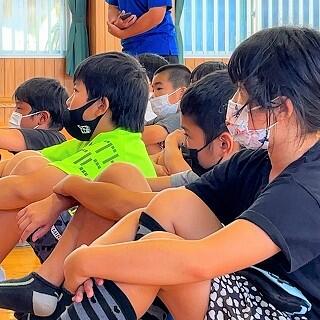 真剣に話を聞いていますね