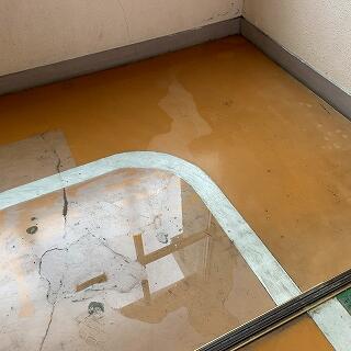 壁からにじみ出ています…