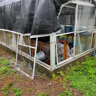 割れて窓も外れています。