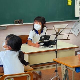 タブレットを自分で操作してスライドをめくります