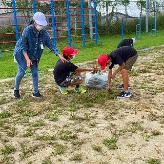 どんどんごみ袋に詰めていきます