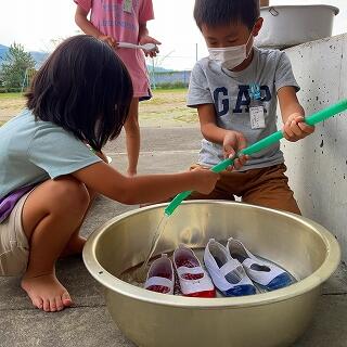 タライに水をためて…