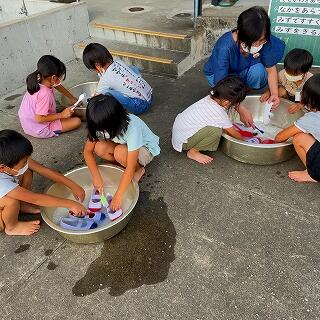 みんな夢中で洗っています