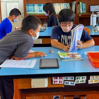 友達とも意見を交流します。