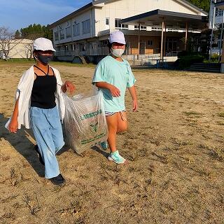 今朝もたくさん草をとってくれました。