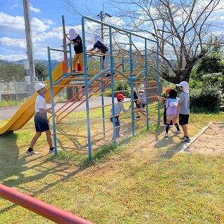 遊具でオニごっこ