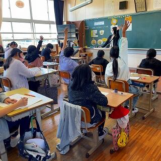 自分の意見を進んで発表します