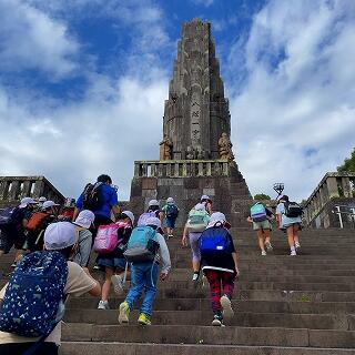 平和の塔へ向かいます