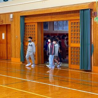 体育館に集まってきますよ