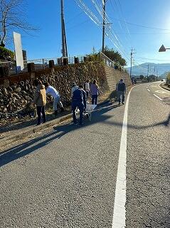 落としたコケを運んだり…