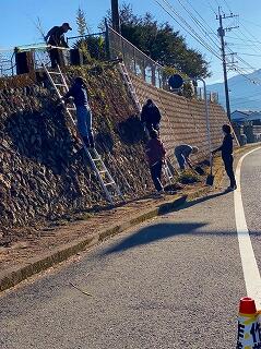 脚立も使って高いところまで…