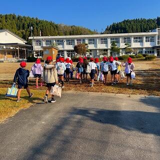 朝早くからバスで来てくれました