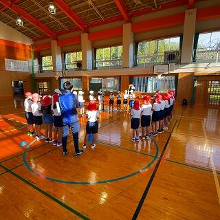 学年ごとに円になって自己紹介しました。