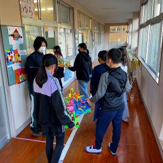 二人がかりで持っている大きいものも…