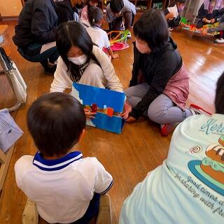 ここから、こうやってビー玉を入れるんだよ