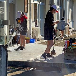 土で汚れた玄関をきれいに…