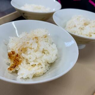 お焦げもおいしい炊きたてごはん