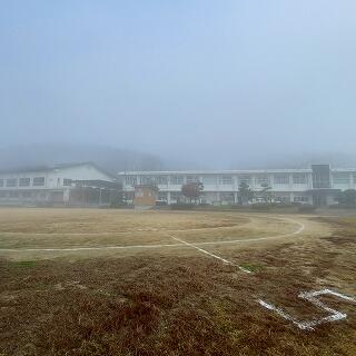 校舎がすっぽり霧の中へ