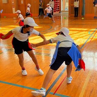 すばやい身のこなしでフラッグをとります