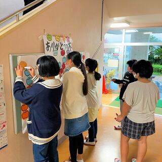 ありがとうの実をはり付けていきますよ