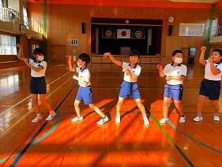 今、はやりのあのダンス？