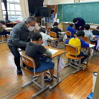 先生方が丸付けに回りますよ