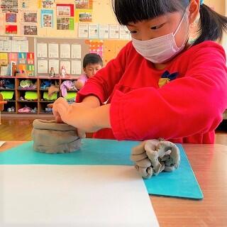 ひもを輪にして積み上げていきます