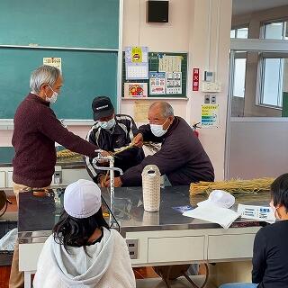 こうやって縄を編んでいくんだよ