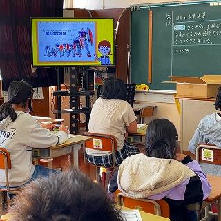 ガンプラができるまでを動画で詳しく学びます。