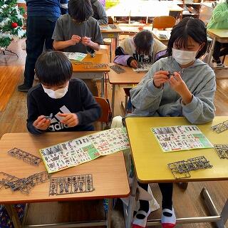 設計図を見ながら真剣に作ります