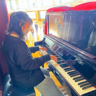 校歌の伴奏を聞きました。