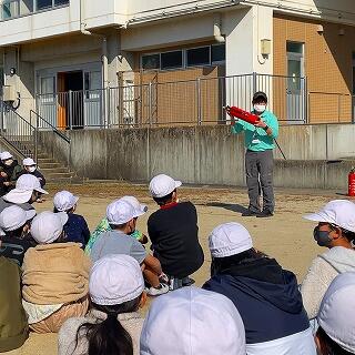 水消火器を使って練習します