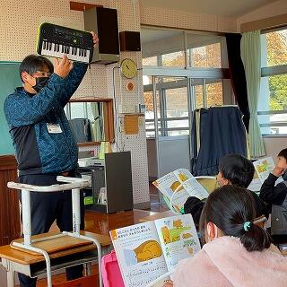 中指からスタートですよ。