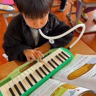 よしよし、中指から…