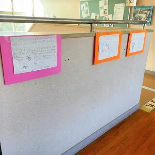 何が貼ってあるのかな？