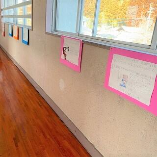 廊下にもずーっとはってありますね