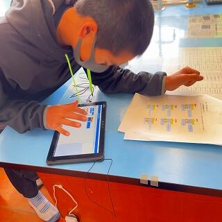 タブレットにプログラムを打ち込みます