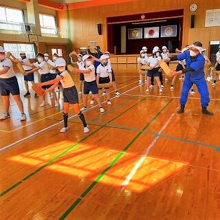 見よう見まねで踊ってみましょう