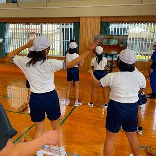 なるほど、こうやって腕を動かすのね