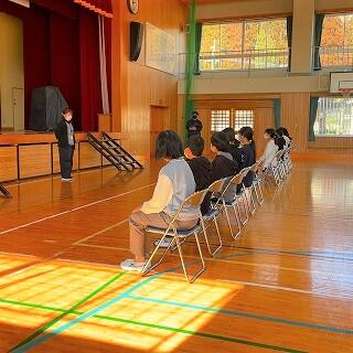 背筋を伸ばして座りましょう