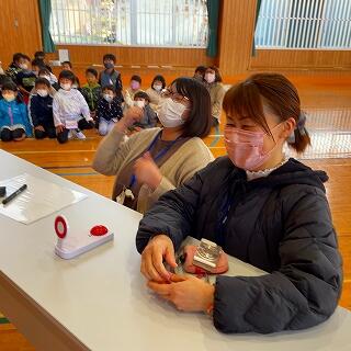 担任の先生も楽しそう