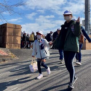 １年生と６年生、手をつないで歩きます