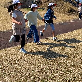 ペアで手をつないで追いかけますよ