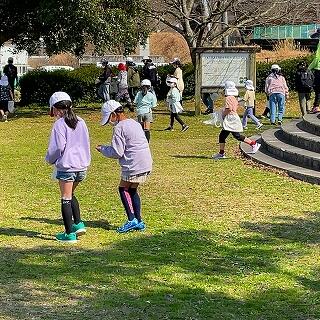 お菓子のゴミかな?