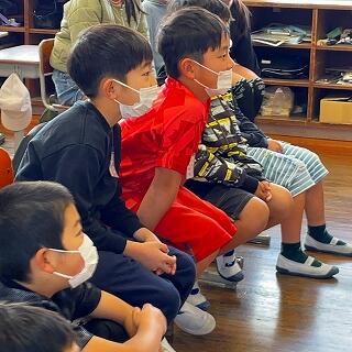 身を乗り出して聞いていますね