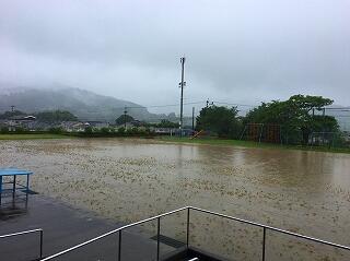 雨の運動場